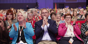 Frank Werneke klatschend auf dem ver.di-Bundeskongress, neben ihm Andrea Kocsis und Christine Behle