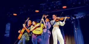 Die Musikerinnen von „Las Migas“ stehen eng zusammen auf einer Bühne.