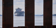 Ein Containerschiff auf der Elbe