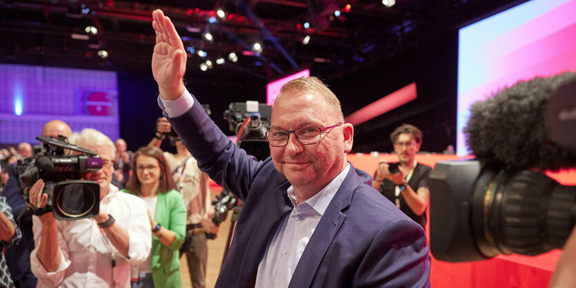 Frank Werneke Verdi-Bundesvorsitzender winkt.