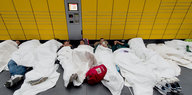 Mehrere Menschen schlafen am Hauptbahnhof Frankfurt/Main auf dem Boden