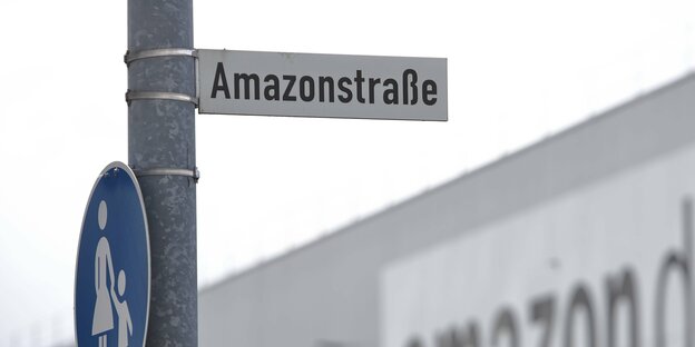 Straßenschild mit der Aufschrift Amazonstraße.