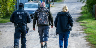 Polizisten am Dienstag bei dem beschuldigten Hammerskin Sven Krüger in Jamel.