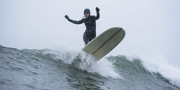 Eine Person auf einem Surfboard.