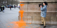 Ein Kameramann filmt einen orangefarbenen Farbkleckse