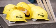 Bauarbeiterhelme mit der Aufschrift "Polizei"