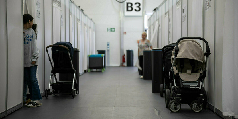 Blick entlang von Schlafquartieren in der Flüchtlingsunterkunft auf dem ehemaligen Flughafen Tegel.