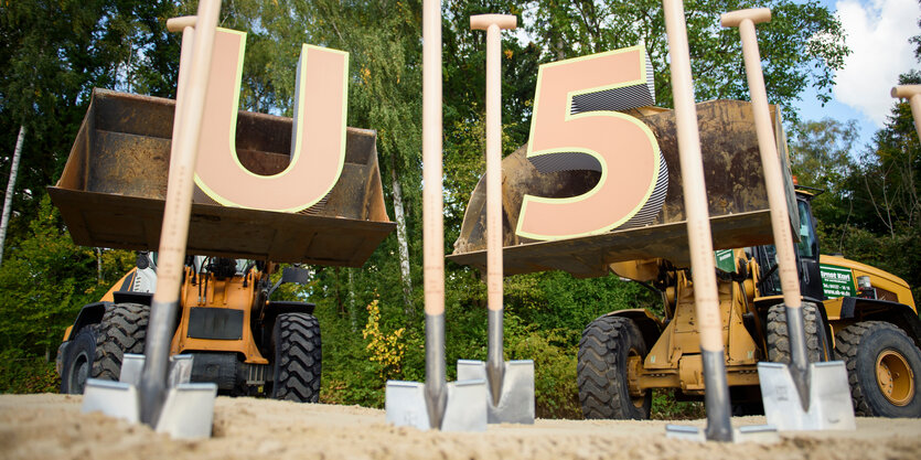 Auf dem Betriebshof Alsterdorf der Hamburger Hochbahn AG stehen überdimensionale Buchstaben „U5“ auf zwei Baggern vor Beginn des Spatenstichs zum Baubeginn der neuen Hamburger U-Bahnlinie.