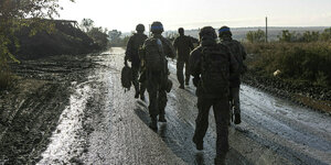 Eine Gruppe ukrainischer Soldaten geht eine Straße in der Nähe der Frontlinie bei Bachmut entlang.