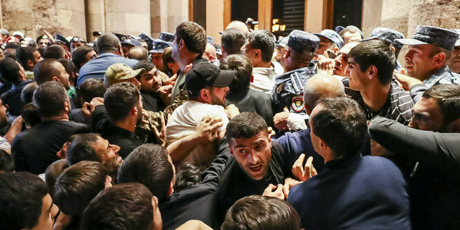 Demonstranten stoßen mit Sicherheitskräften in Eriwan zusammen