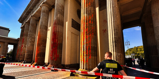 Brandenburger Tor von Letzter Generation besprüht