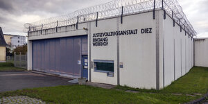 Ein Gefängnisgebäude