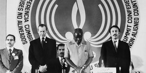 Der General­sekretär der Konferenz, Aft Shalai, UN-Generalsekretär Kurt Waldheim, Sambias Präsident Kenneth Kaunda und der algerische Präsident Houari Boumedienne (von links) stehen bei der Gipfelkon­ferenz der Blockfreien Länder am 5. September 1973 in Algier nebeneinander.