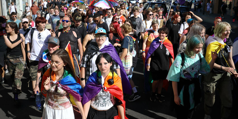 Eine bunte Gruppe steht auf einer Straße beim CSD in Eisenach