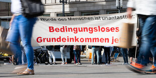 Transparent mit der Aufschrift "Bedingugsloses Grundeinkommen"