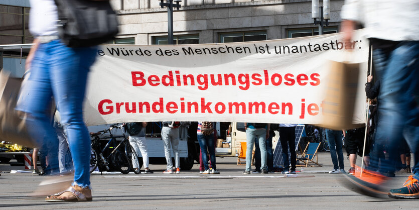 Transparent mit der Aufschrift "Bedingugsloses Grundeinkommen"