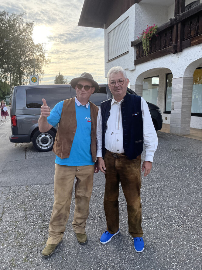 Der AfD-Landtagskandidaten Dietmar Seidl (rechts) mit einem Mitstreiter