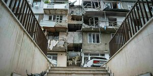Durch Beschuss beschädigtes Wohngebäude in Stepanakert, die Balkone und Fenster sind zerstört