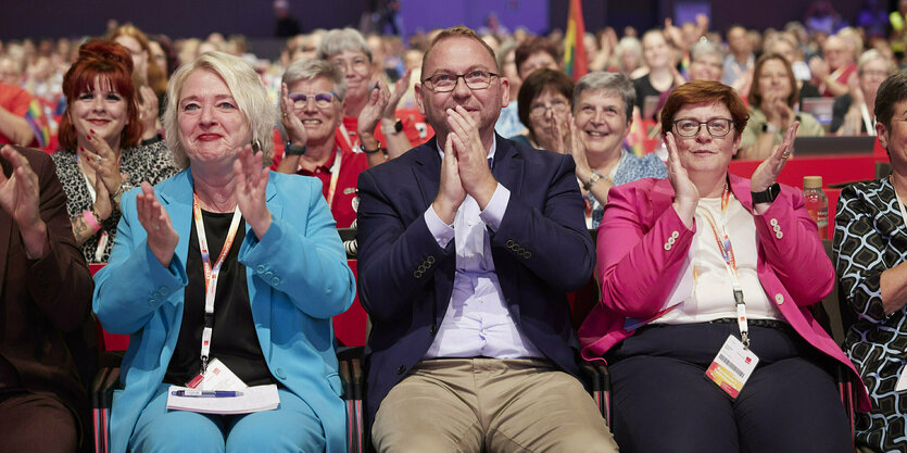 Der Verdi-Bundesvorsitzende Frank Werneke sitzt umrahmt von seinen Stellvertreterinnen Andrea Kocsis und Christine Behle im Plenum des Verdi-Bundeskongresses