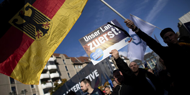 Demonstranten mit AFD-Plakaten und Deutschland-Fahnen