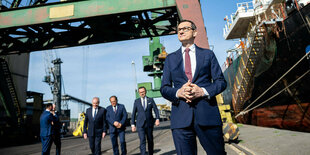 Mateusz Morawiecki im Verladebahnhof eines Hafens