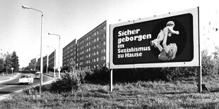 Straßenansicht mit einem Plakat, auf dem eine glücklich Mutter mit ihrem Kind zu sehen ist