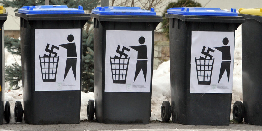 Gegen den Bundesparteitag der rechtsextremen DVU wird in Kirchheim mit Abfalltonnen, die mit Anti-Neonazi-Plakaten beklebt sind, protestiert.