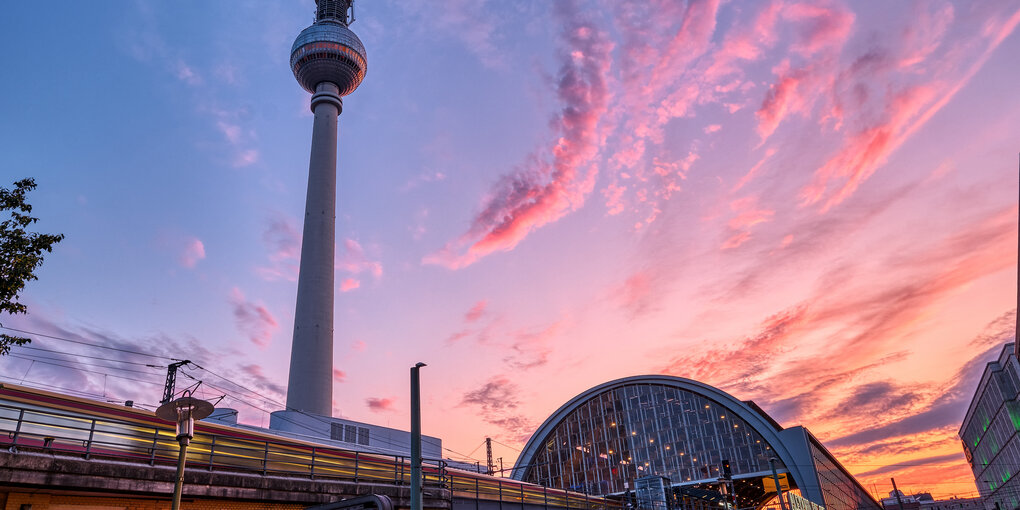 Eine S-Bahnstrecke vor Abendhimmel mit Berliner Fersenhturm