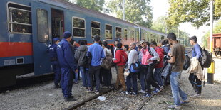 Abreise von Flüchtlingen aus Röszke.