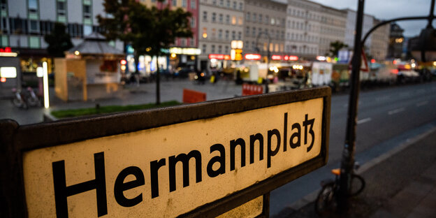 Das Straßennamensschild mit der Aufschrift „Hermannplatz“ steht im Stadtteil Neukölln am Hermannplatz