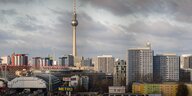 Hohe Wohnhäuser am Berliner Ostbahnhof, im Hintergrund ist der Fernsehturm zu sehen