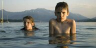 Zwei Kinder im Wasser eines Sees