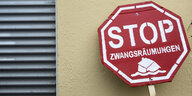 "Stopp Zwangsräumungen" steht in Berlin auf einem Schild.