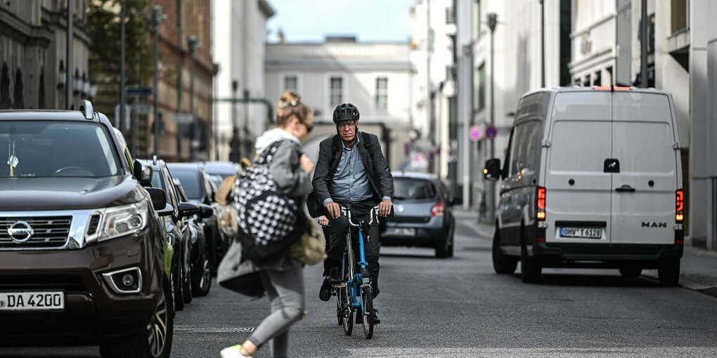 Ein Radfahrer auf einer Straße