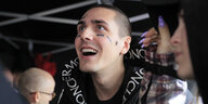 Der Rapper Face mit charakteristischen Tattoos im Gesicht