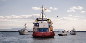 Das Rettungsschiff Sea-Eye unterwegs mit geretteten Migranten in den Hafen von Neapel