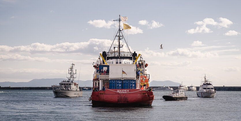 Das Rettungsschiff Sea-Eye unterwegs mit geretteten Migranten in den Hafen von Neapel