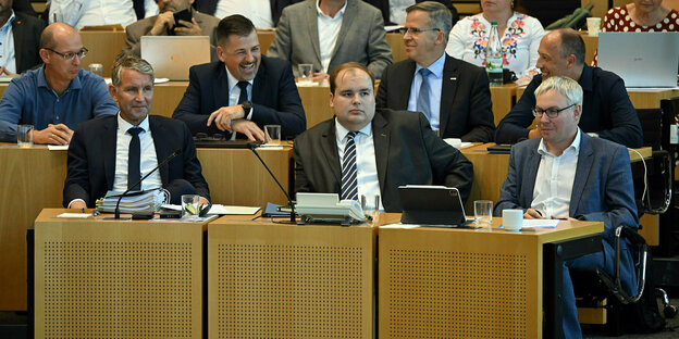 Lachende Abgeordnete im Landtag