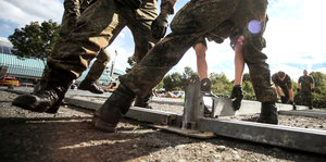 Bundeswehrsoldaten bauen eine Notunterkunft in Hanau.