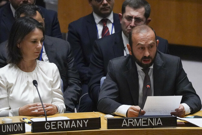 Bundesaußenministerin Annalena Baerbock sitzt am Donnerstag beim UN-Sicherheitsrat neben Armeniens Außenminister Ararat Mirzoyan