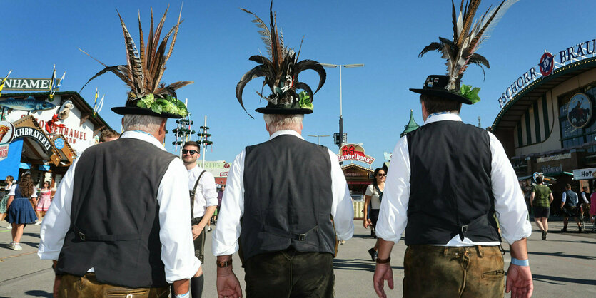 Drei Trachtler-Rückansichten auf der Wiesn