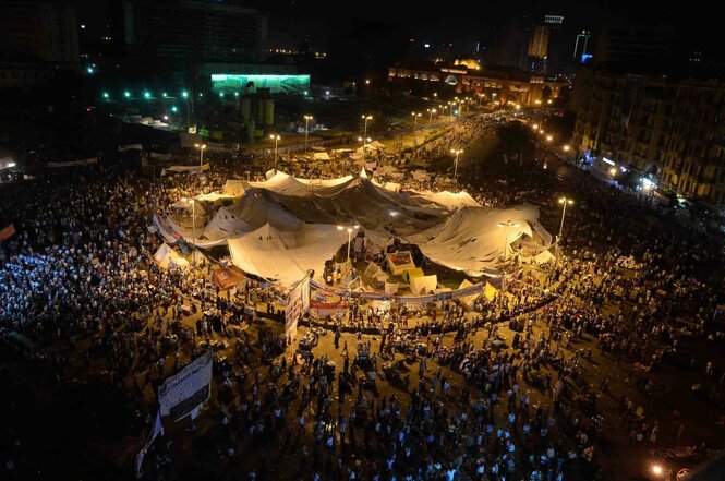 Ein Foto des Tahrir-Platz in Ägypten und dessen Protestcamp bei Nacht