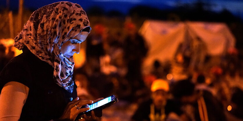 Eine Frau tippt auf ihrem Smartphone