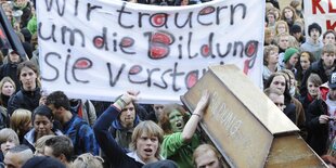 Schüler protestieren mit Sarg gegen Bildungsgtod