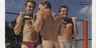 Foto dreier Männer am Reck, einer davon nackt, die anderen in Badehose