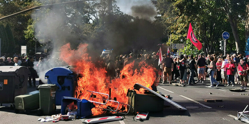 Auf einer Straße in Göttingen brennen Barrikaden