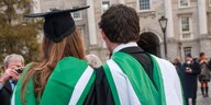 Absolventen posieren für Familienfotos im Trinity College am Tag der Abschlussfeier