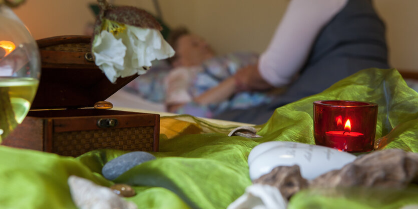 Eine Kerze in einem Zimmer im Altersheim