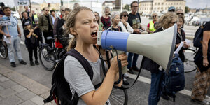 Greta Thunberg mit Megaphon auf der Demonstration beim Klimaprotesttag in Stockholm
