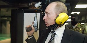 Wladimir Putin mit einer Pistole beim Schießtraining